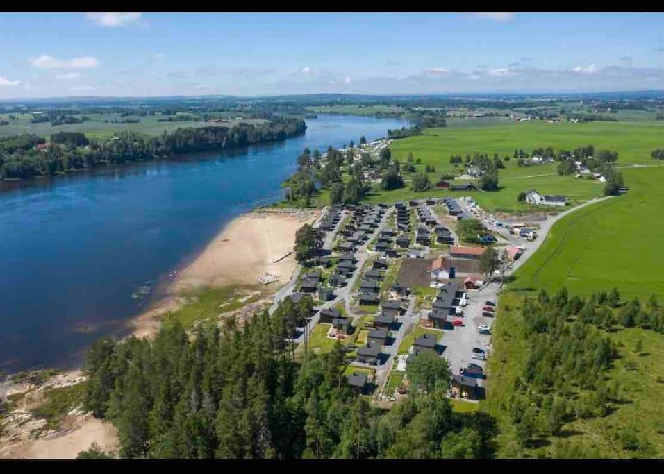 Attraktiv & Smart Funkishytte Pa Nes Strandhager. Arnes  Luaran gambar
